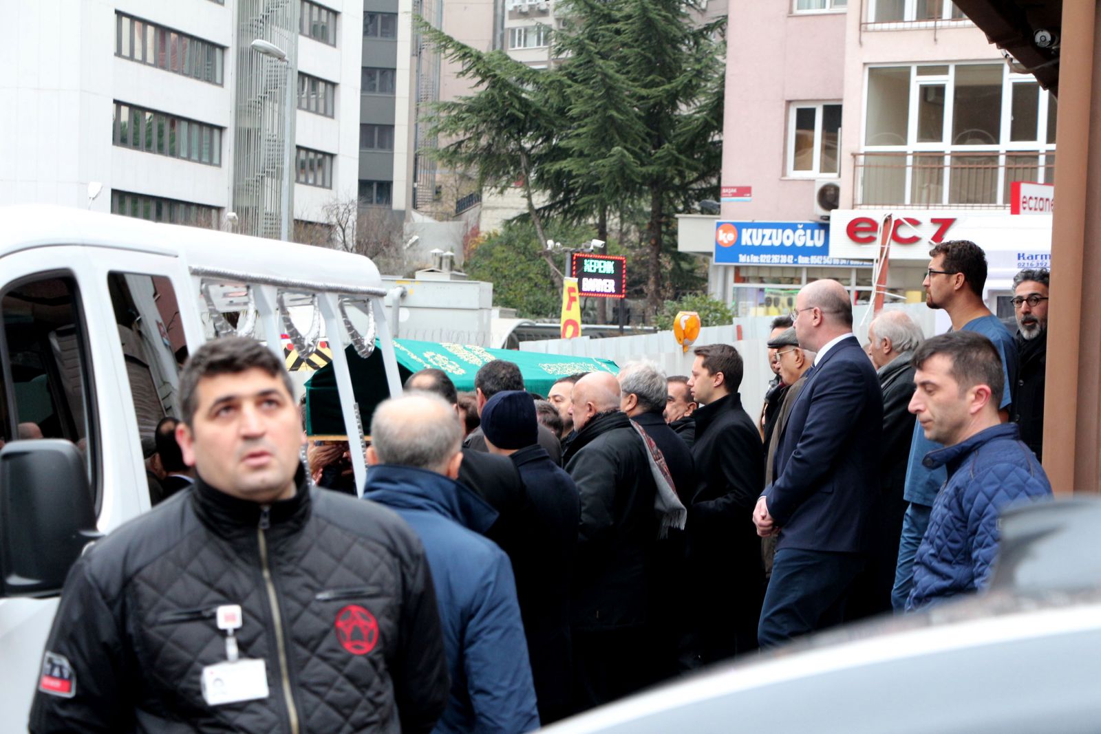 Mesut Yılmaz oğlunun tabutuna omuz verdi