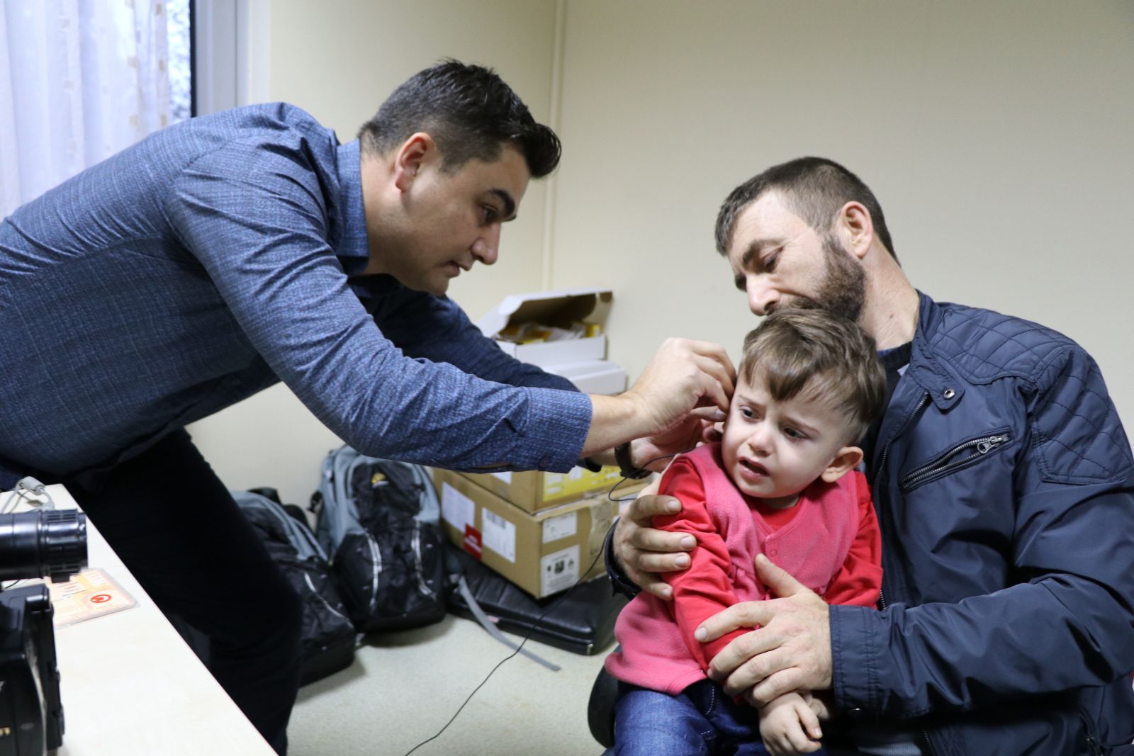 İlk kez duyan bebek, ağlayarak tepki verdi