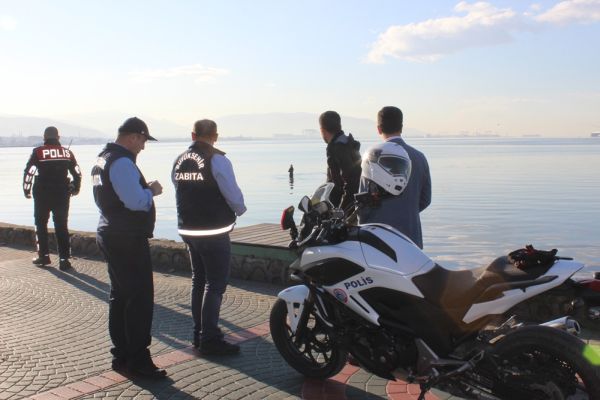 Kaçak midye avcıları ceza yememek için denize kaçtı