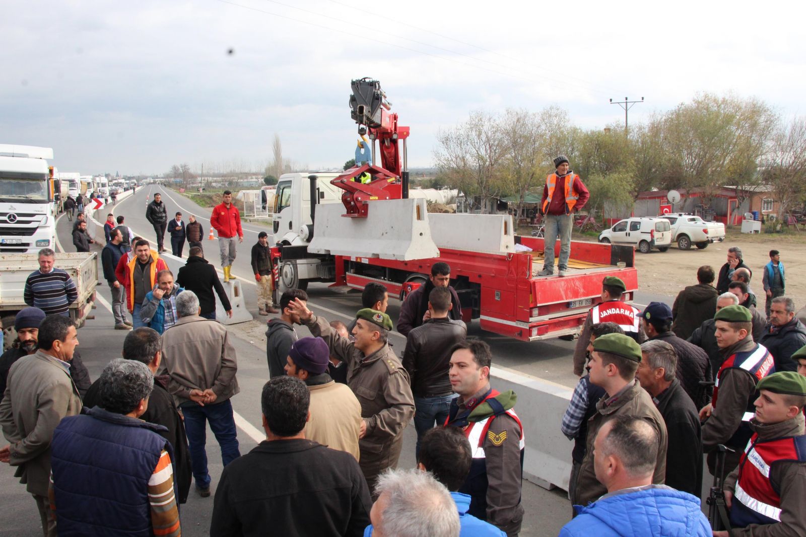 Refüj istemeyen mahalleli yolu trafiğe kapattı