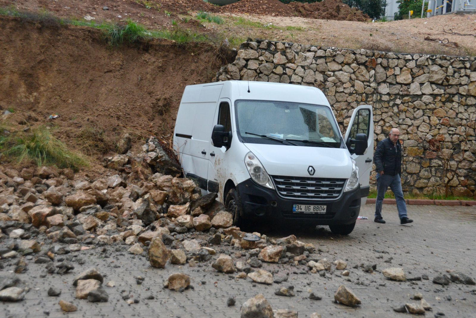 Adana'da istinat duvarı yıkıldı. 4 araç hasar gördü