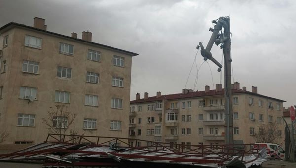 Rüzgarın etkisiyle ev ve iş yerlerinin çatıları havada uçtu, vatandaş sokakları boşalttı