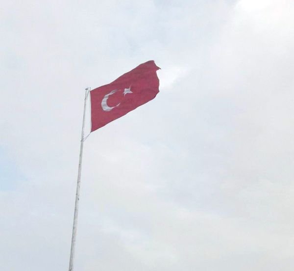 Suriye sınırına dev Türk bayrağı