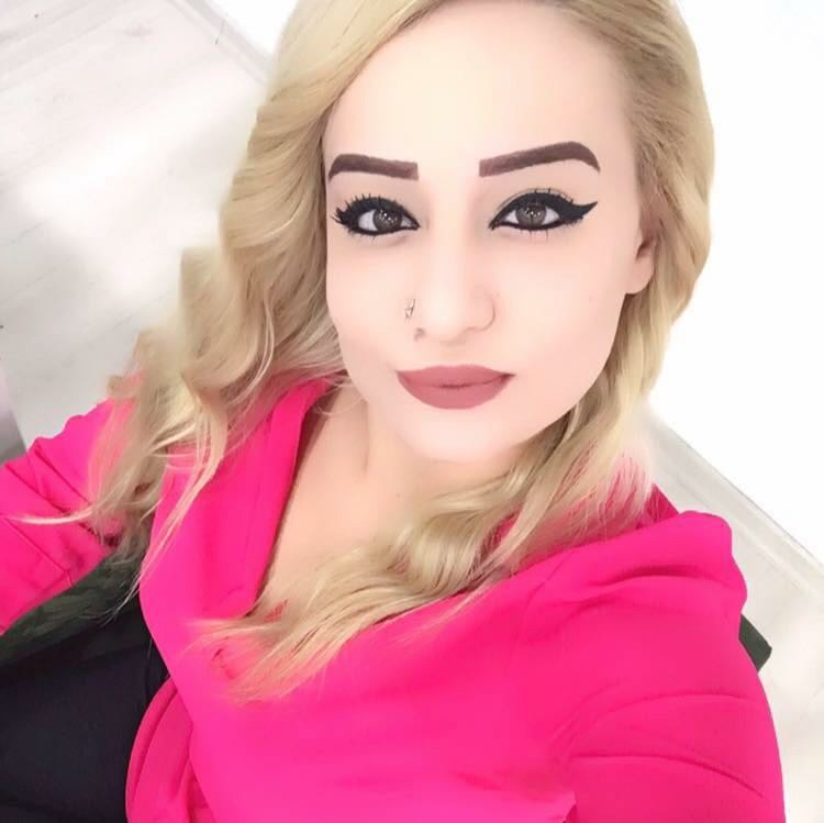 Güzelliğini kullanan kasiyer, müşterileri dolandırdı