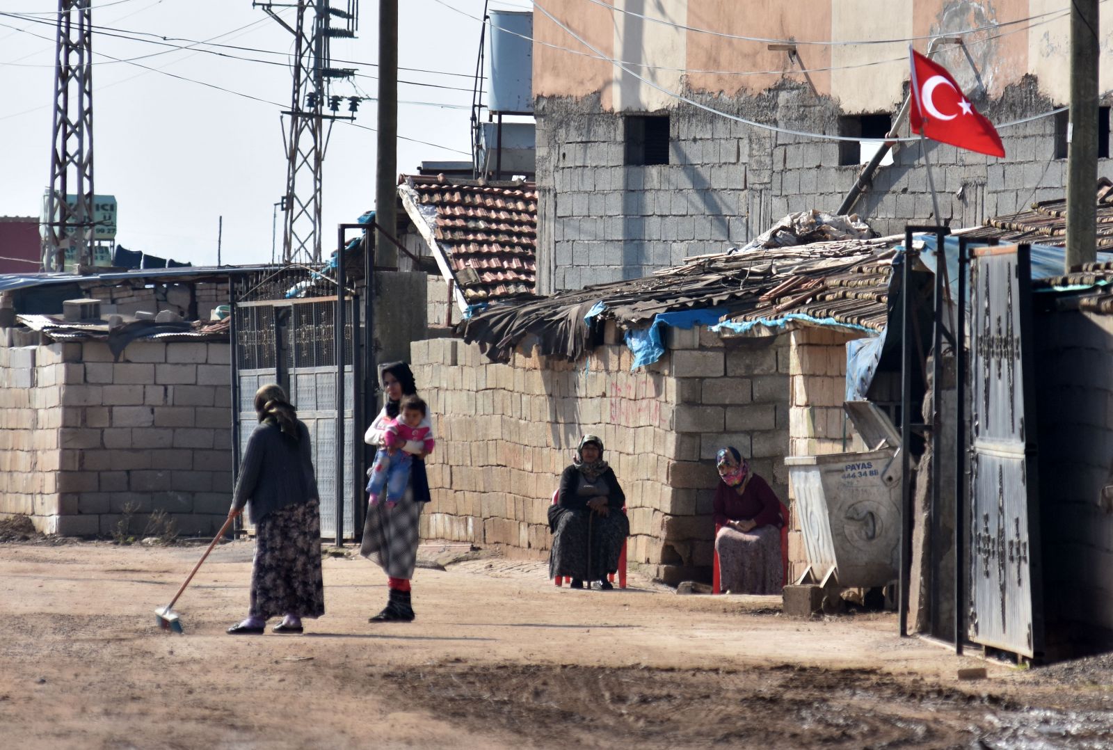 Sınır köyünde harekâta bayrak ve pankartlı destek