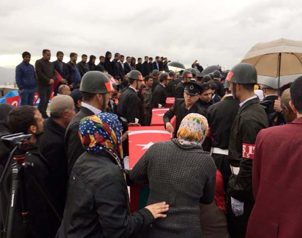 Şehit korucunun eşinden Kürtçe ağıt
