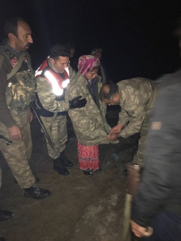 Donmak üzere olan kayıp küçük kızı, Mehmetçik buldu