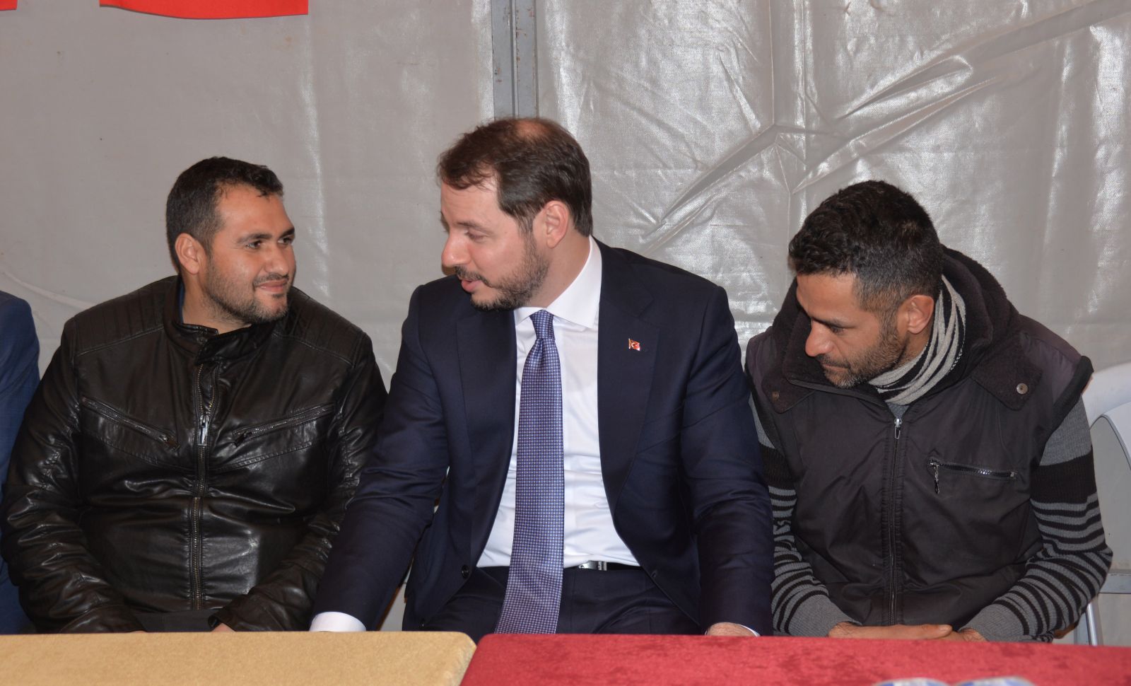 Bakan Albayrak, Reyhanlı'daki şehit ailelerini ziyaret etti