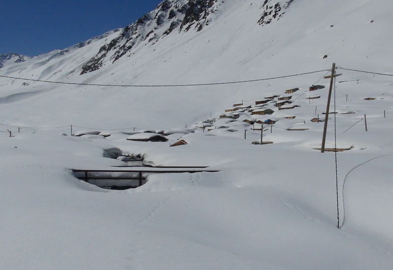 Kavron Yaylası’nda evler halen kar altında