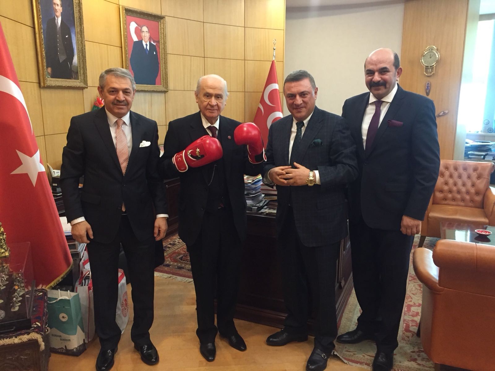 Devlet Bahçeli boks eldiveni giydi
