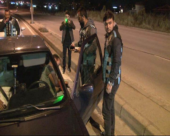 Baskını çekirdek çitleyerek izlediler!