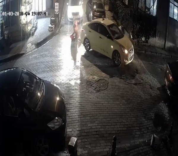 Güngören’de anne ve bebeğin ölümden döndüğü kaza kamerada