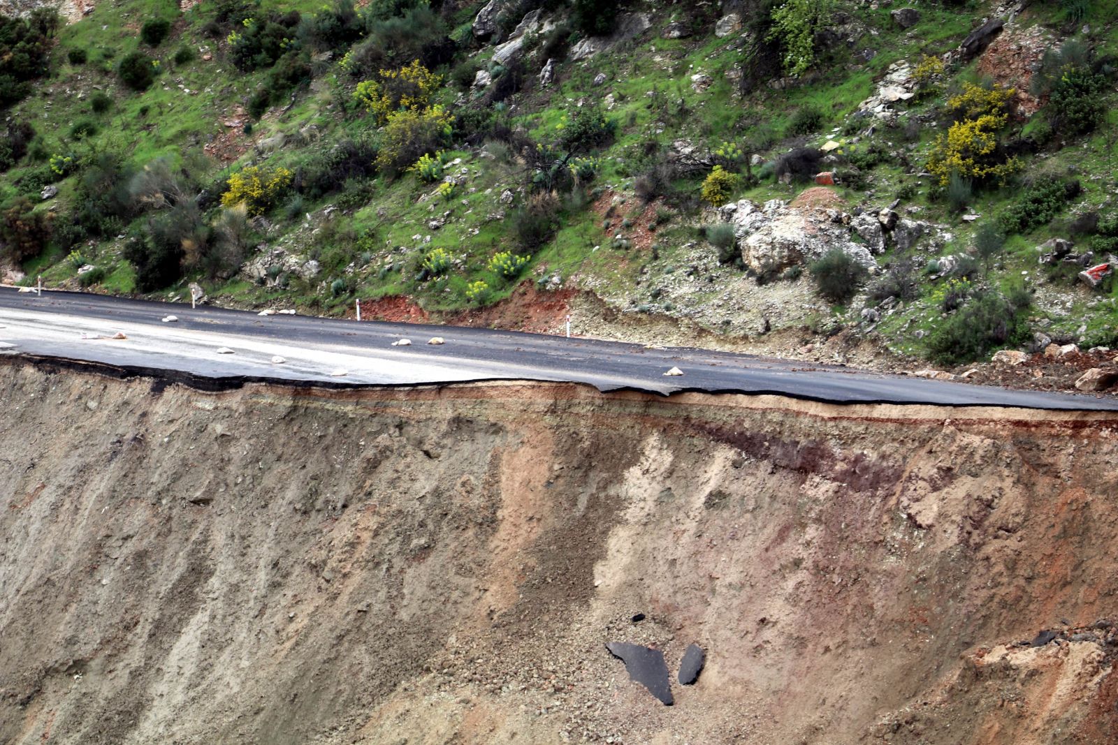 Antalya’nın Kumluca-Kemer karayolunda heyelan!