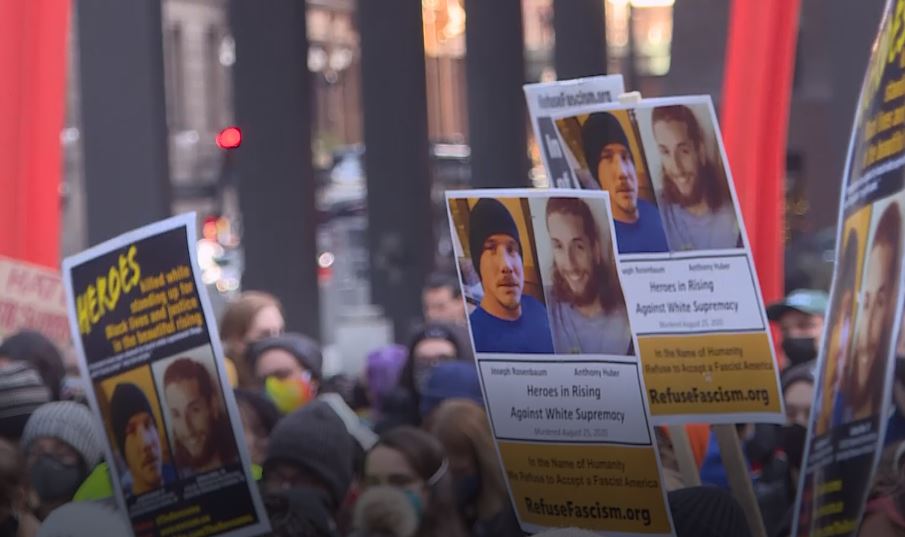 ABD'de Rittenhouse'un beraat etmesi bazı kentlerde protesto edildi