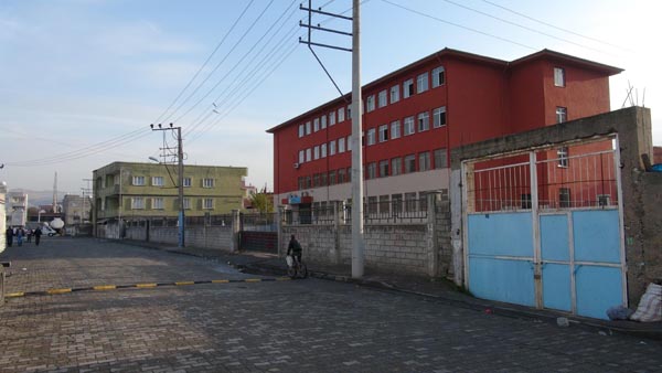 Cizre ve Silopi'de okulların kapısına kilit vuruldu!