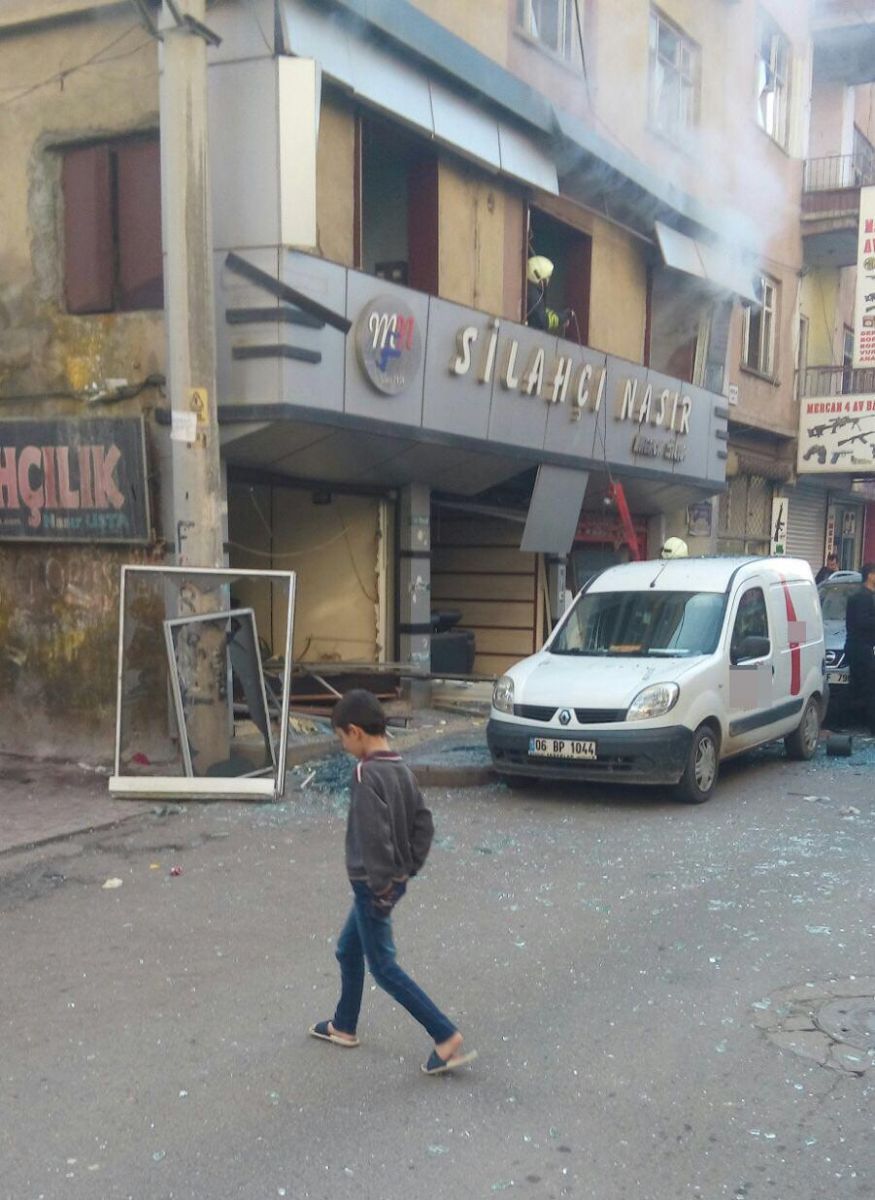 Son Dakika! Diyarbakır'da silah satılan iş yerinde patlama