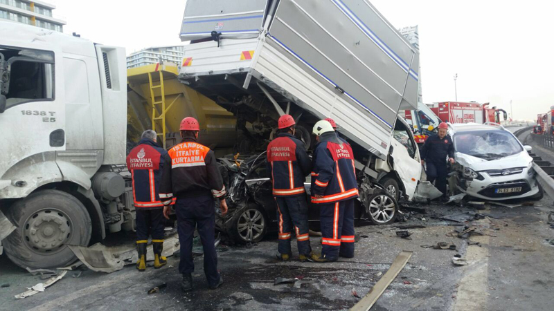 İstanbul TEM Otoyolu’nda zincirleme kaza: 1 kişi hayatını kaybetti