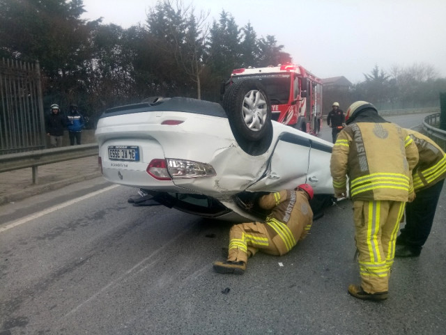 Bağdat Caddesi'nde karşı şeride geçen otomobil, başka bir aracın üzerinden uçtu