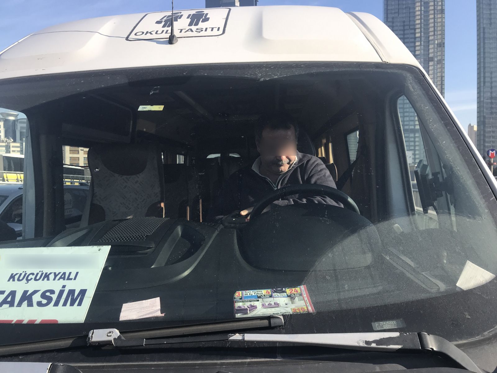 Bonzai içen servis şoförü direksiyon başında sızdı