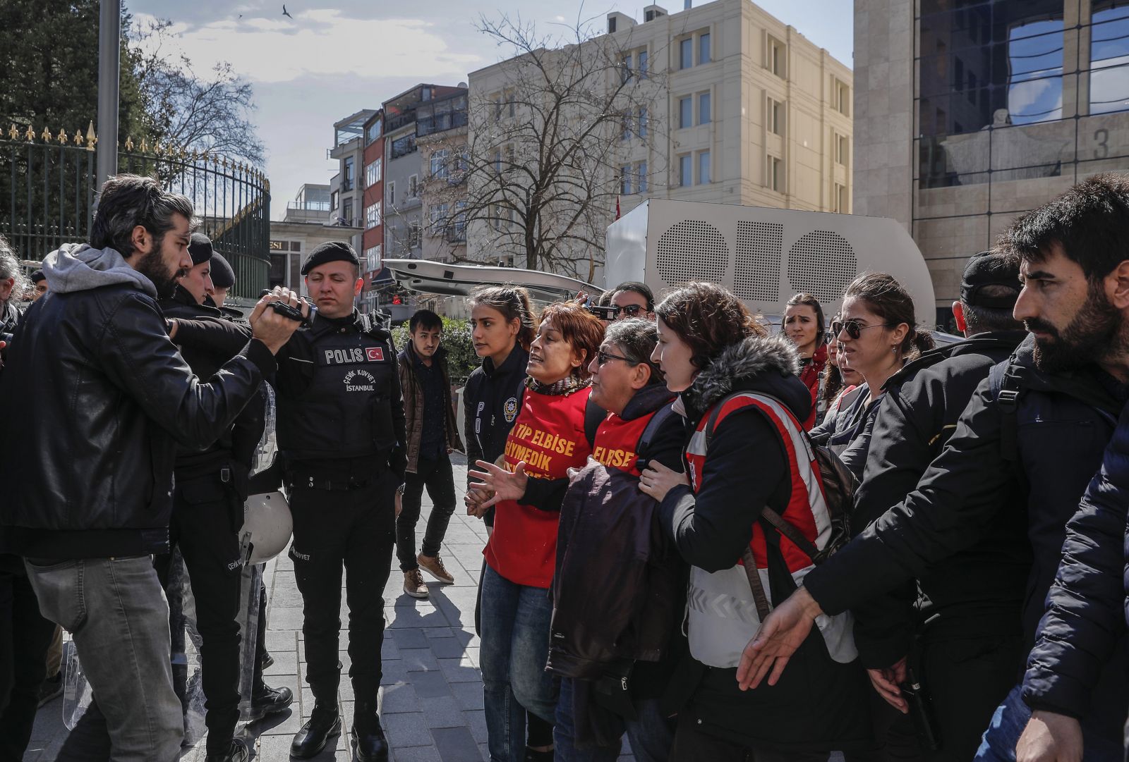 Taksim'de izinsiz yürüyüşe polis müdahalesi: 6 gözaltı