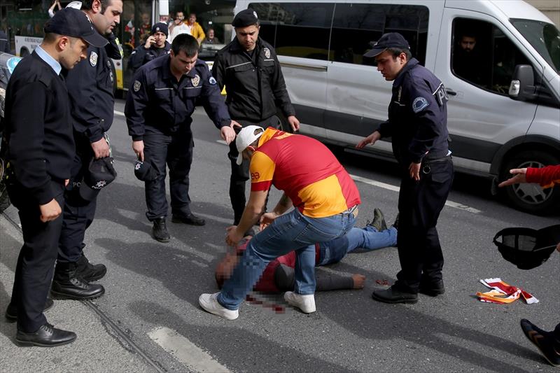 Derbi öncesi büyük şok! Otobüsten düşen Galatasaray taraftarı ağır yaralandı
