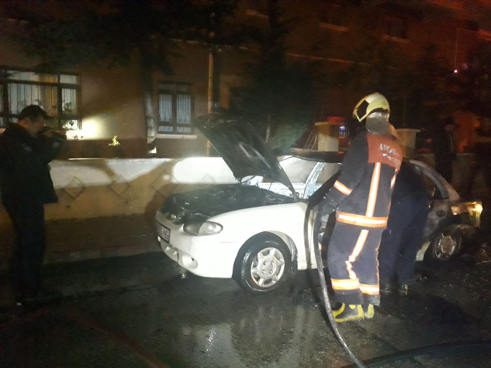 Kendi aracını yaktı, sosyal medyadan tehditler savurdu