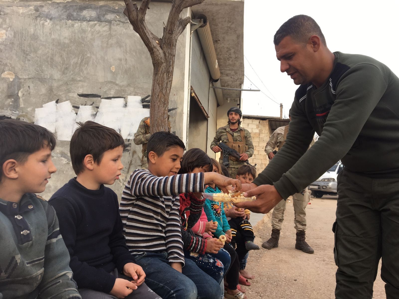 ÖSO'dan Afrin zaferinin ardından çocuklara tatlı ikramı
