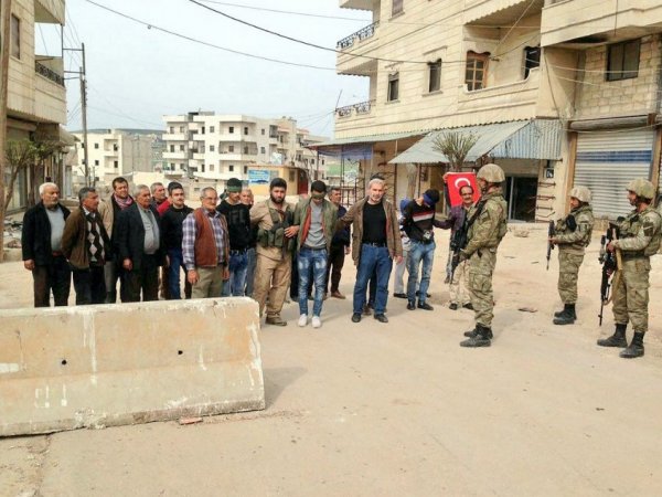 Afrin halkı yakaladıkları 3 YPG'li teröristi teslim etti