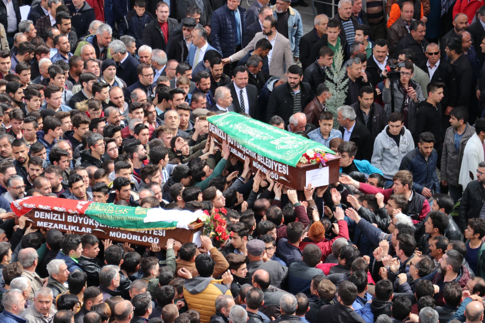 Denizli Tavas'taki trafik kazasında hayatını kaybeden 5 gencin cenazesi toprağa verildi