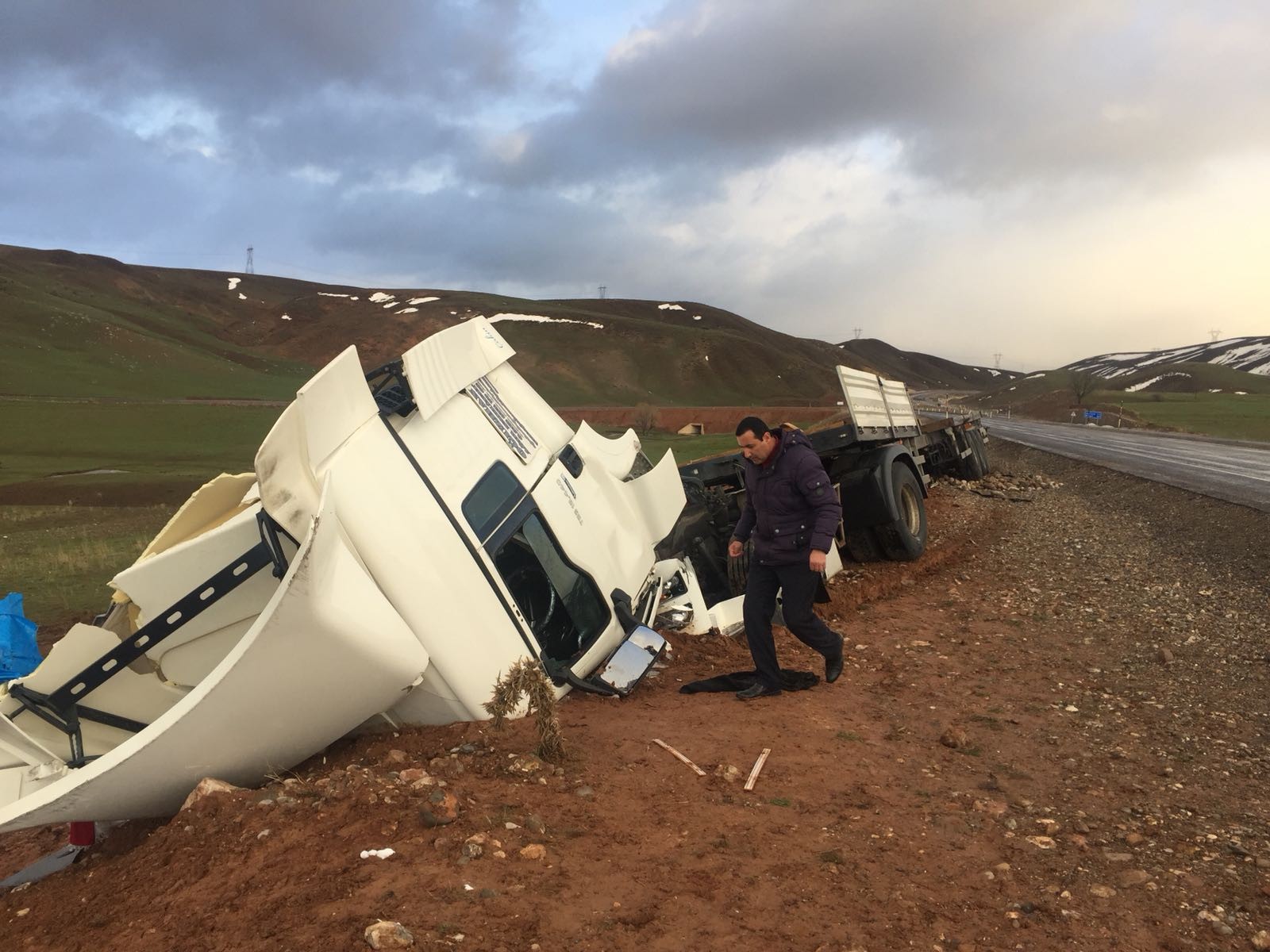 Bingöl'de kaza yapan tır bu hale geldi!