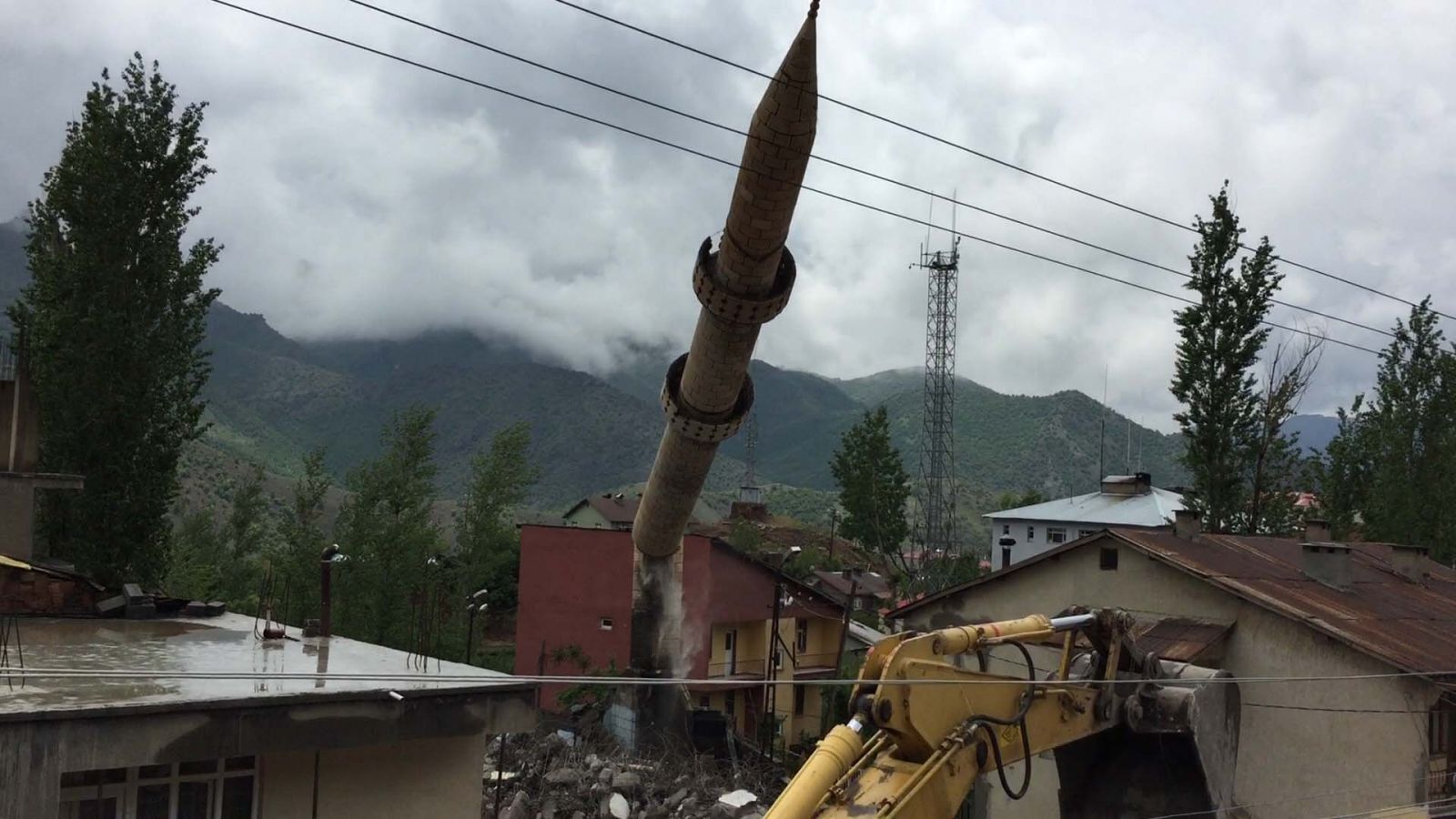 Şırnak'ta cami ve minaresi böyle yıkıldı