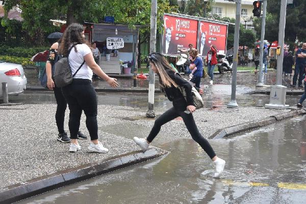 Yağmur yağdı İzmirli oltayla sokağa çıktı