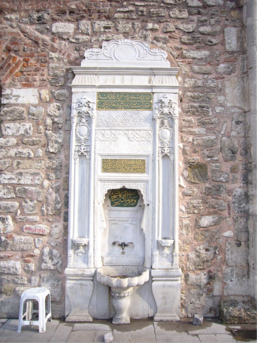 1927 yılında çıkarılan kanunla kitabeleri kırdılar, tuğraları kazıdılar