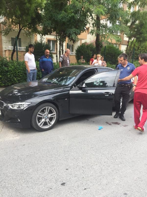 Beylikdüzü'nde lüks otomobile silahlı saldırı!