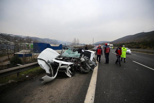 TIR'a çarpan araç tanınmaz halde