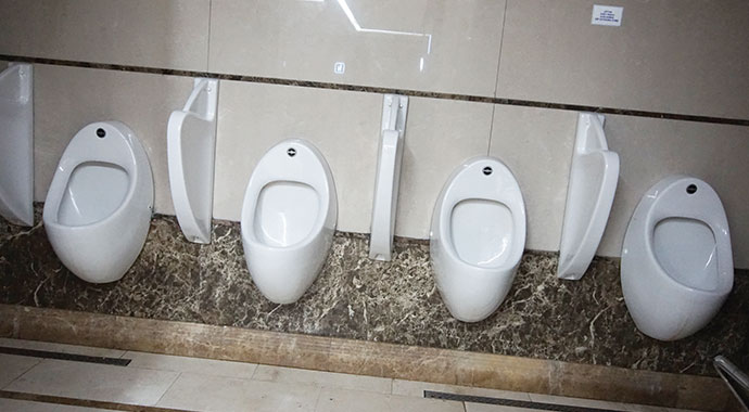 Cemaat alaturka sırasında alafrangalar boş bekliyor