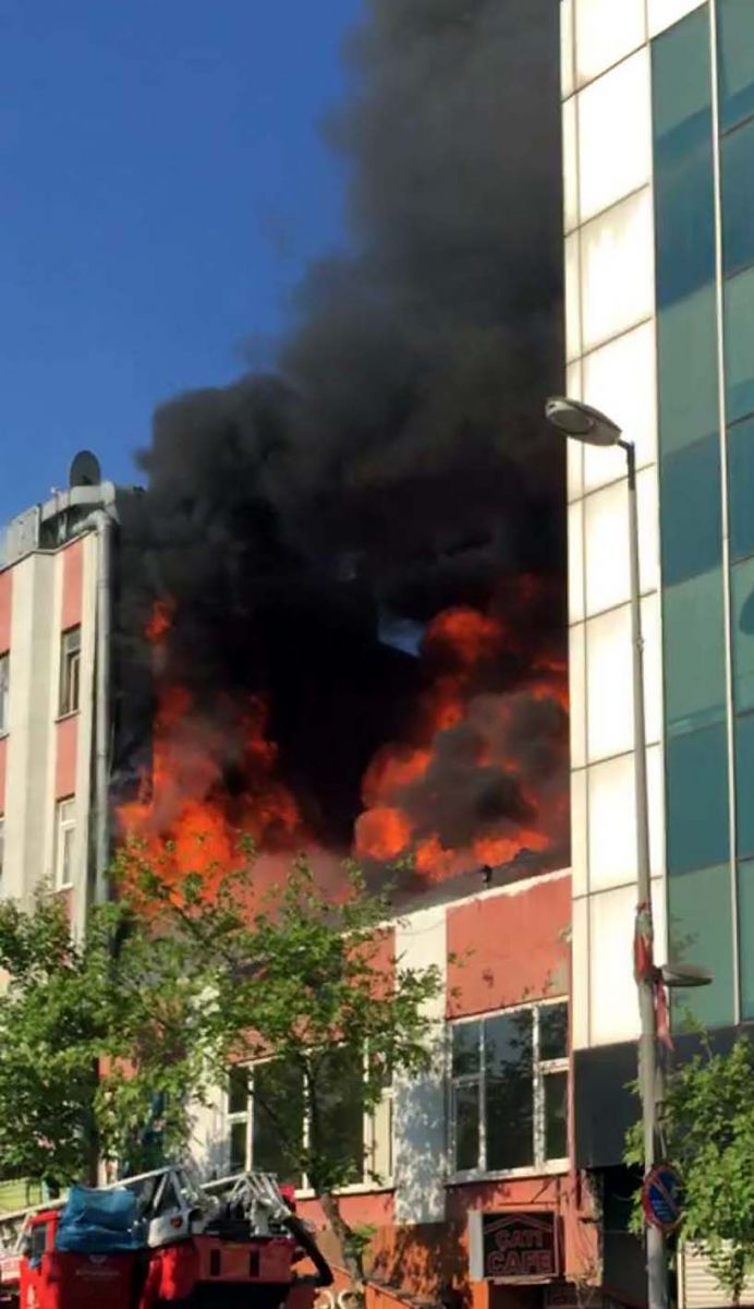Beyoğlu'nda korkutan yangın!