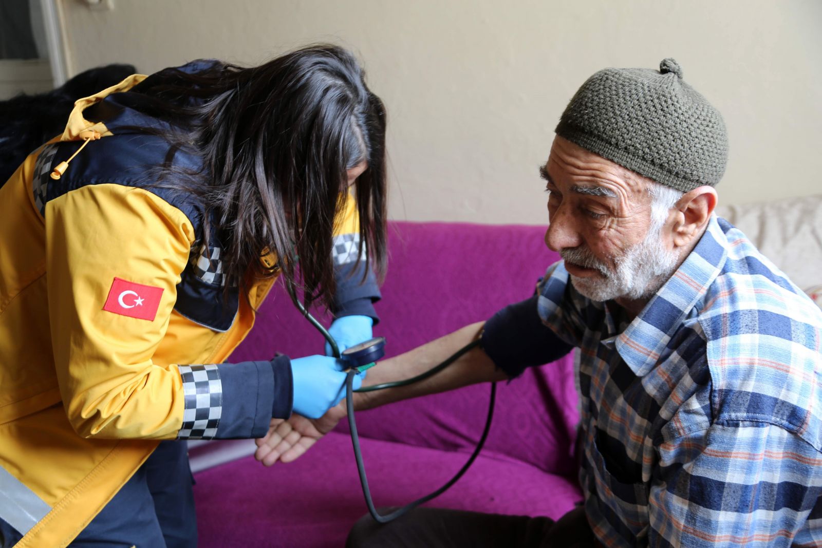 Ekipler yaşlı hasta için seferber oldu