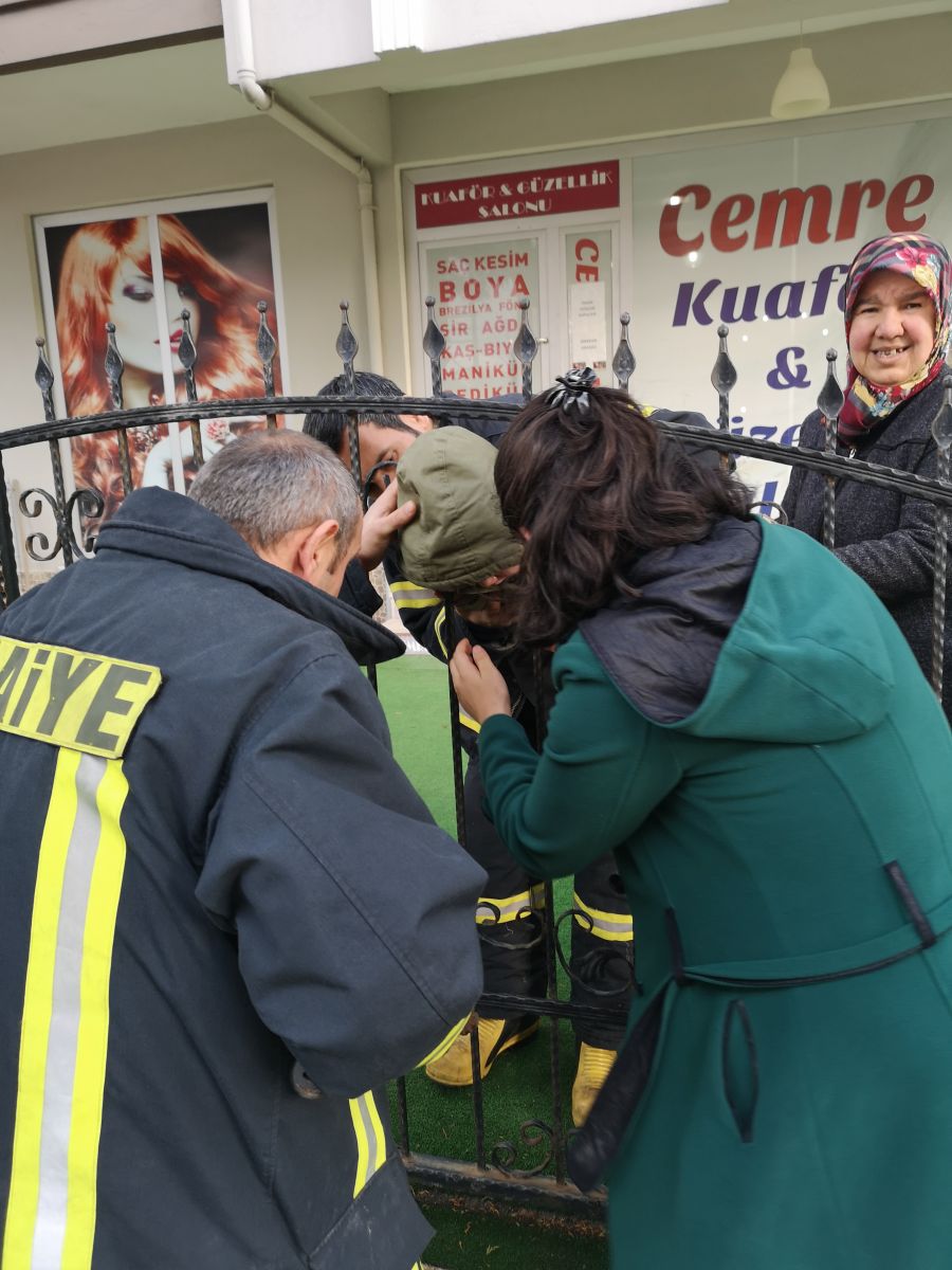 Kafası demir parmaklıklara sıkıştı