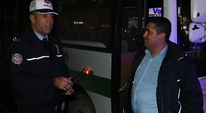 Direksiyon başında okey oynuyordu: Halk otobüsü şoförü yakalandı