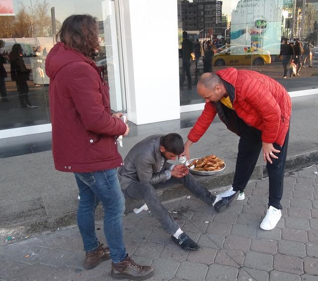 Taksim Meydanı’nda hayrete düşüren dilencilik yöntemi!