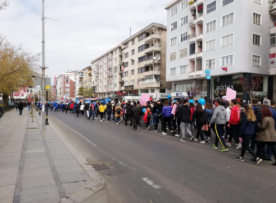 Çorlu'da 'Otizme farkındalık' için yürüdüler