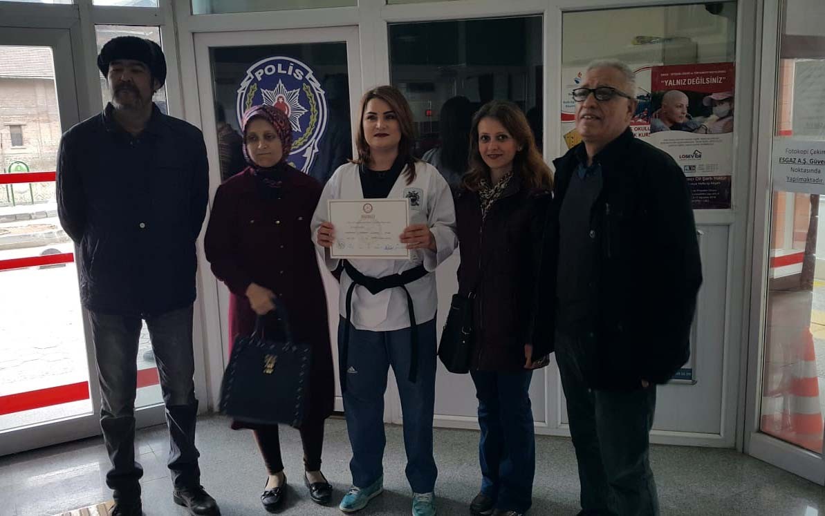 Milli sporcu muhtar seçildi, mazbatasını aldı