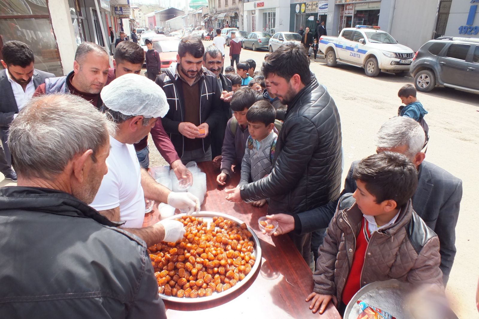 Belediyeyi AK Parti kazanınca tatlı dağıttı