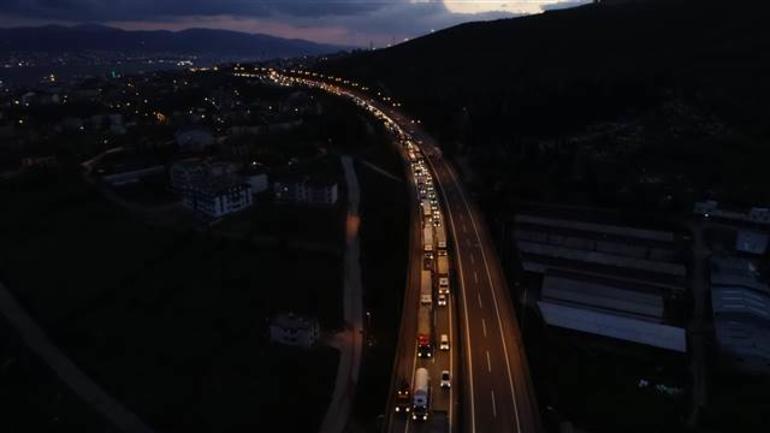 TEM’de 3 tır birbirine girdi, kilometrelerce kuyruk oluştu