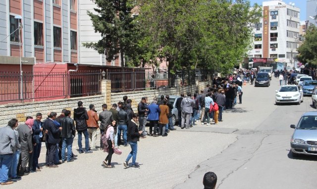 2 bin kişilik iş için uzun kuyruklar oluştu