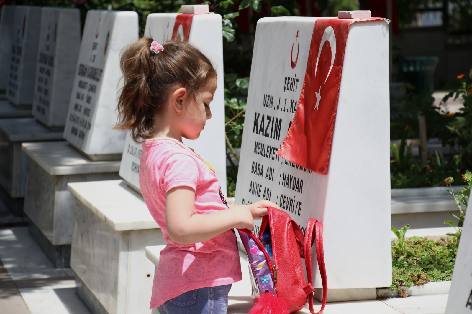 Şehitlikte bugün hüzün hakimdi...