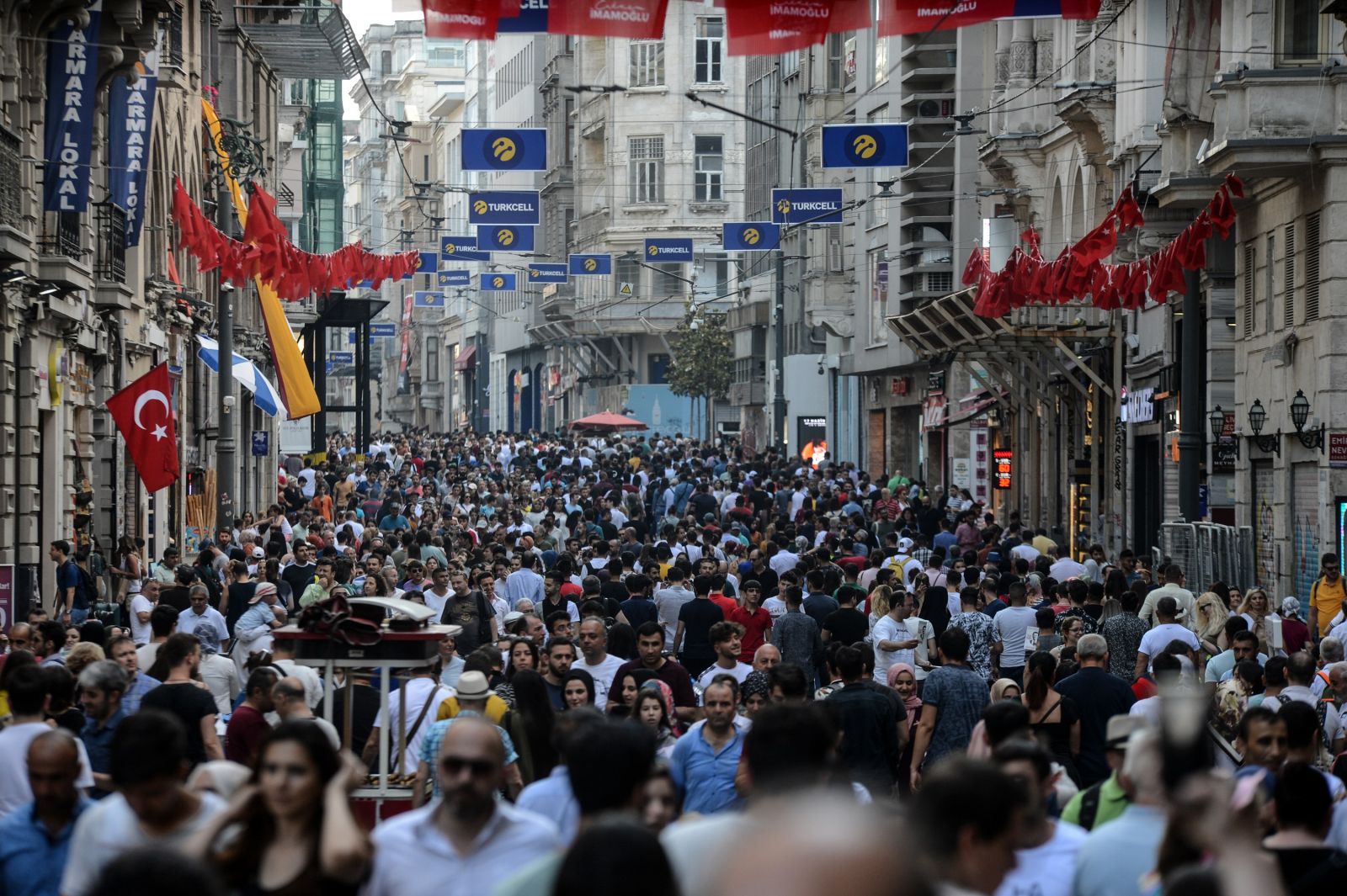 İstiklal Caddesi'nde insan seli