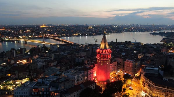 İstanbul'un simgeleri kırmızı beyaza büründü