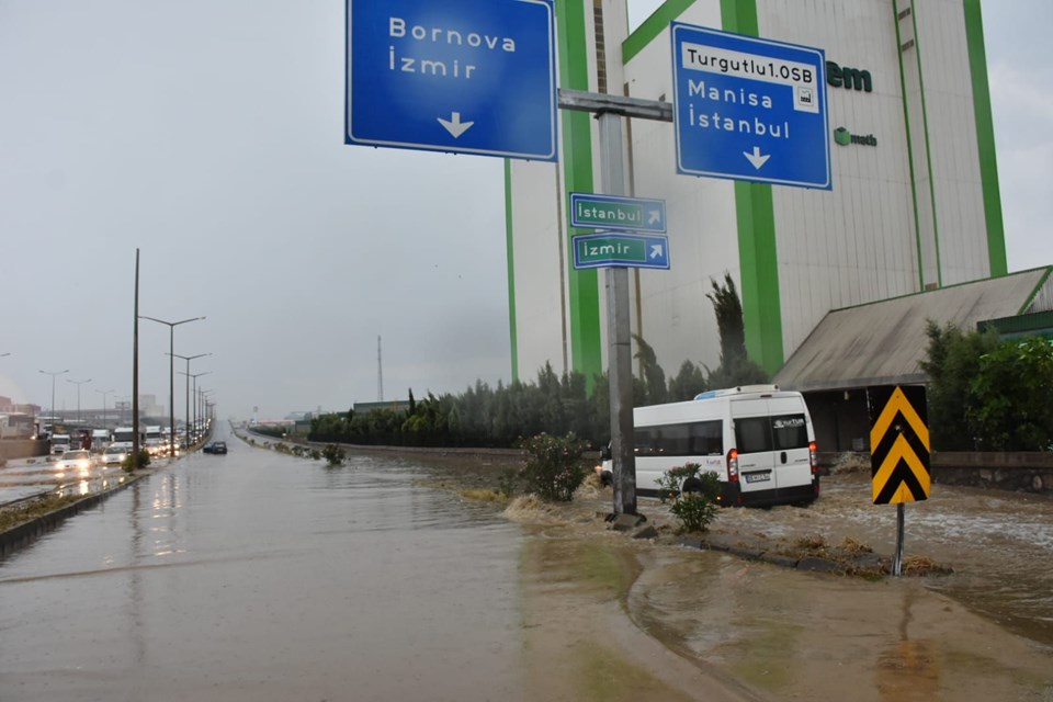 İzmir-Ankara kara yolunda ulaşım kapandı